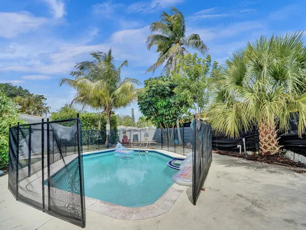 $1,800 | 2442 Garfield Street, Unit 4, Hollywood, FL 33020