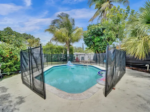 $1,800 | 2442 Garfield Street, Unit 4, Hollywood, FL 33020