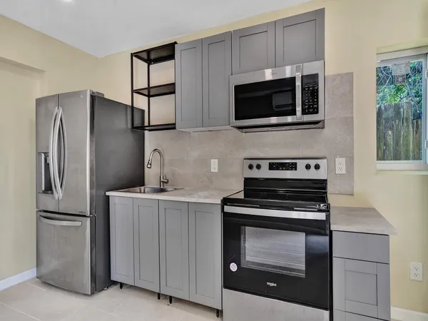 $1,800 | 2442 Garfield Street, Unit 4, Hollywood, FL 33020