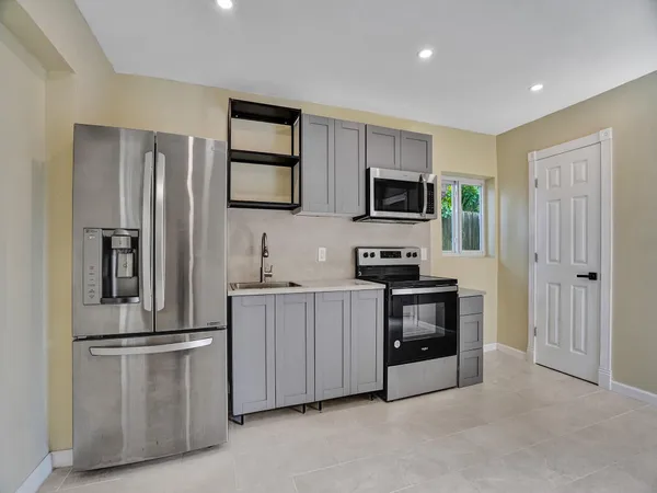 $1,800 | 2442 Garfield Street, Unit 4, Hollywood, FL 33020