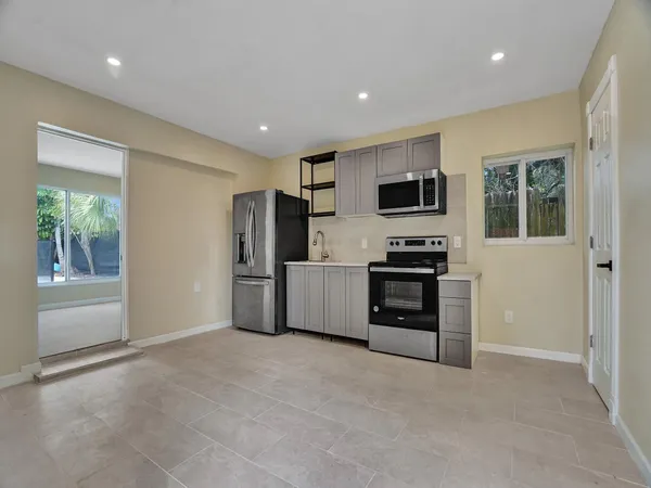 $1,800 | 2442 Garfield Street, Unit 4, Hollywood, FL 33020