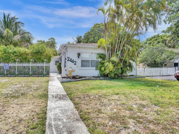 $1,800 | 2442 Garfield Street, Unit 4, Hollywood, FL 33020