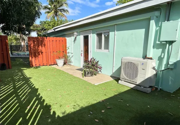 $1,800 | 2442 Garfield Street, Unit 4, Hollywood, FL 33020