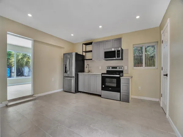 $1,800 | 2442 Garfield Street, Unit 4, Hollywood, FL 33020