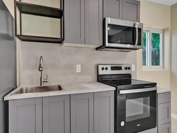 $1,800 | 2442 Garfield Street, Unit 4, Hollywood, FL 33020