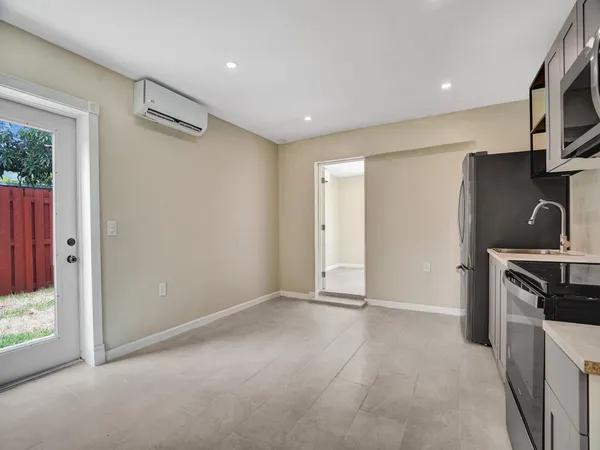 $1,800 | 2442 Garfield Street, Unit 4, Hollywood, FL 33020