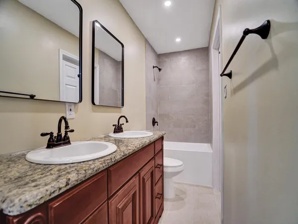 $1,800 | 2442 Garfield Street, Unit 4, Hollywood, FL 33020