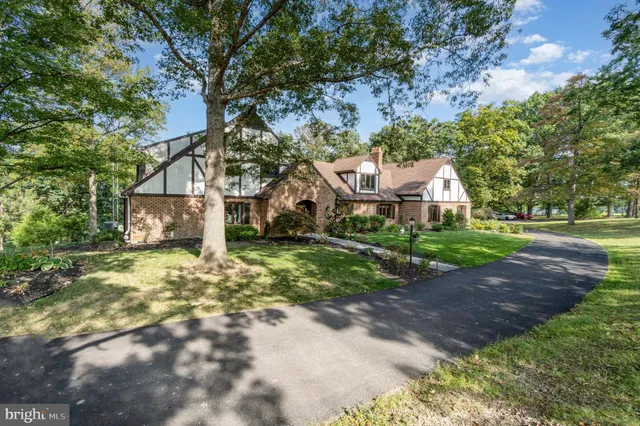 a view of a house with yard and street