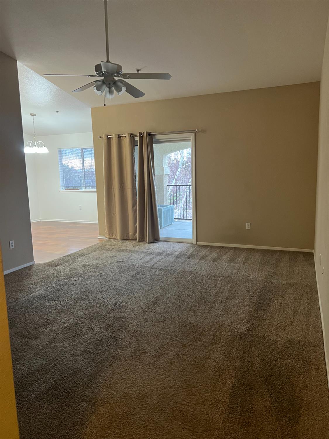 565 Peerless Way, Unit 302 Tracy, CA 95376 - Photo 4 of 17 a view of a livingroom with a ceiling fan and window
