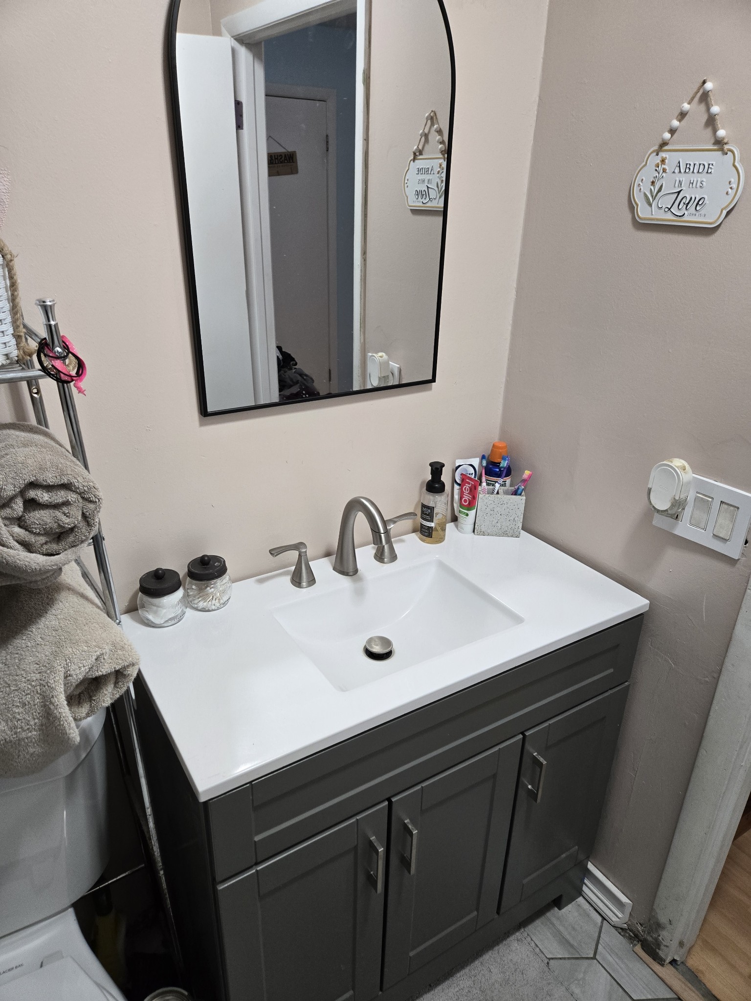 5253 Henley Road Mount Juliet, TN 37122 - Photo 15 of 20 a bathroom with a sink and a mirror