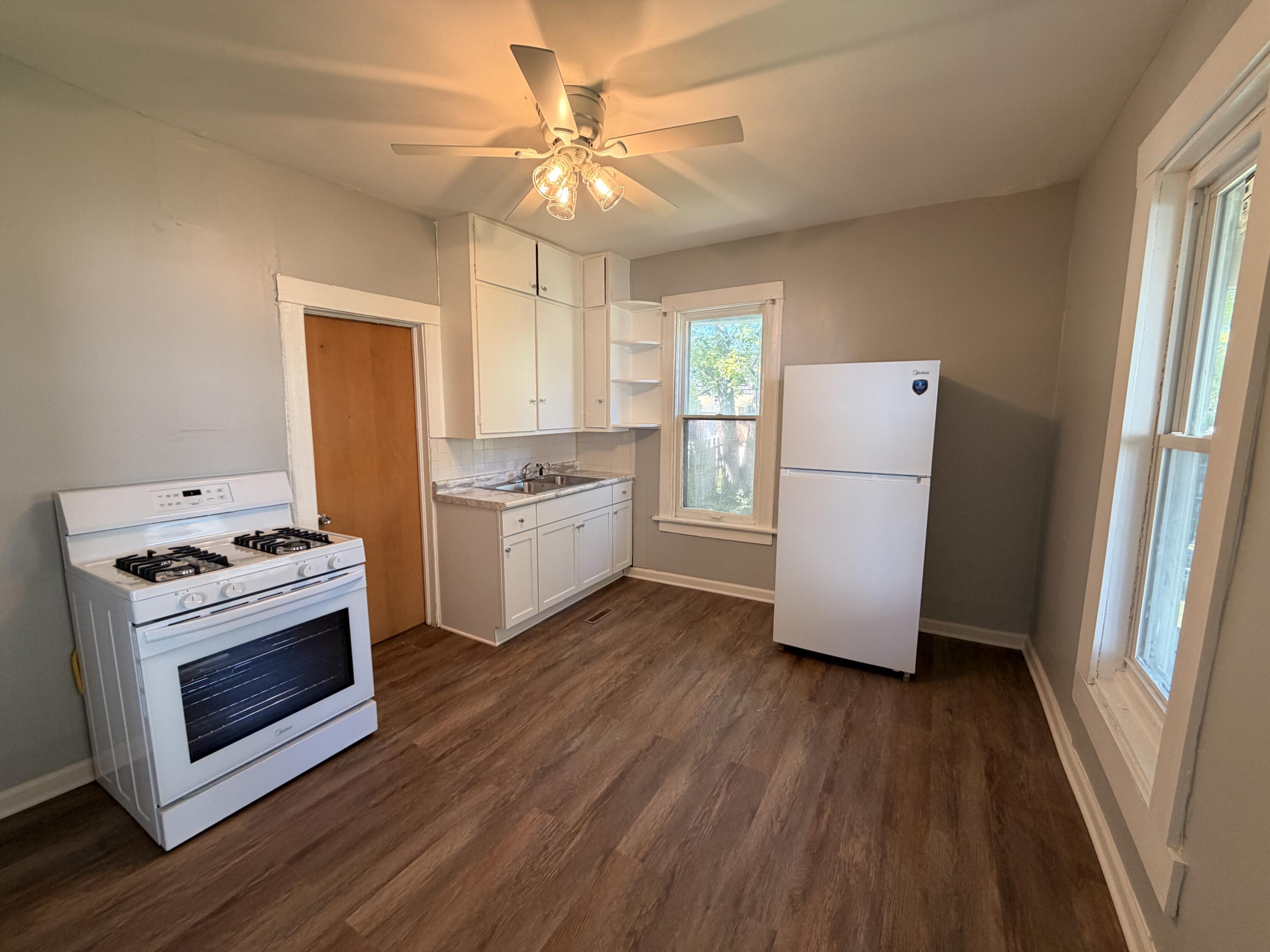 2112 53rd Street Kenosha, WI 53140 - Photo 9 of 15 Kitchen