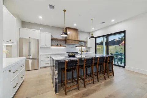 $949,900 | 614 Eleanor Street, Houston, TX 77009