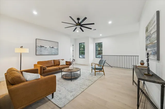 $949,900 | 614 Eleanor Street, Houston, TX 77009