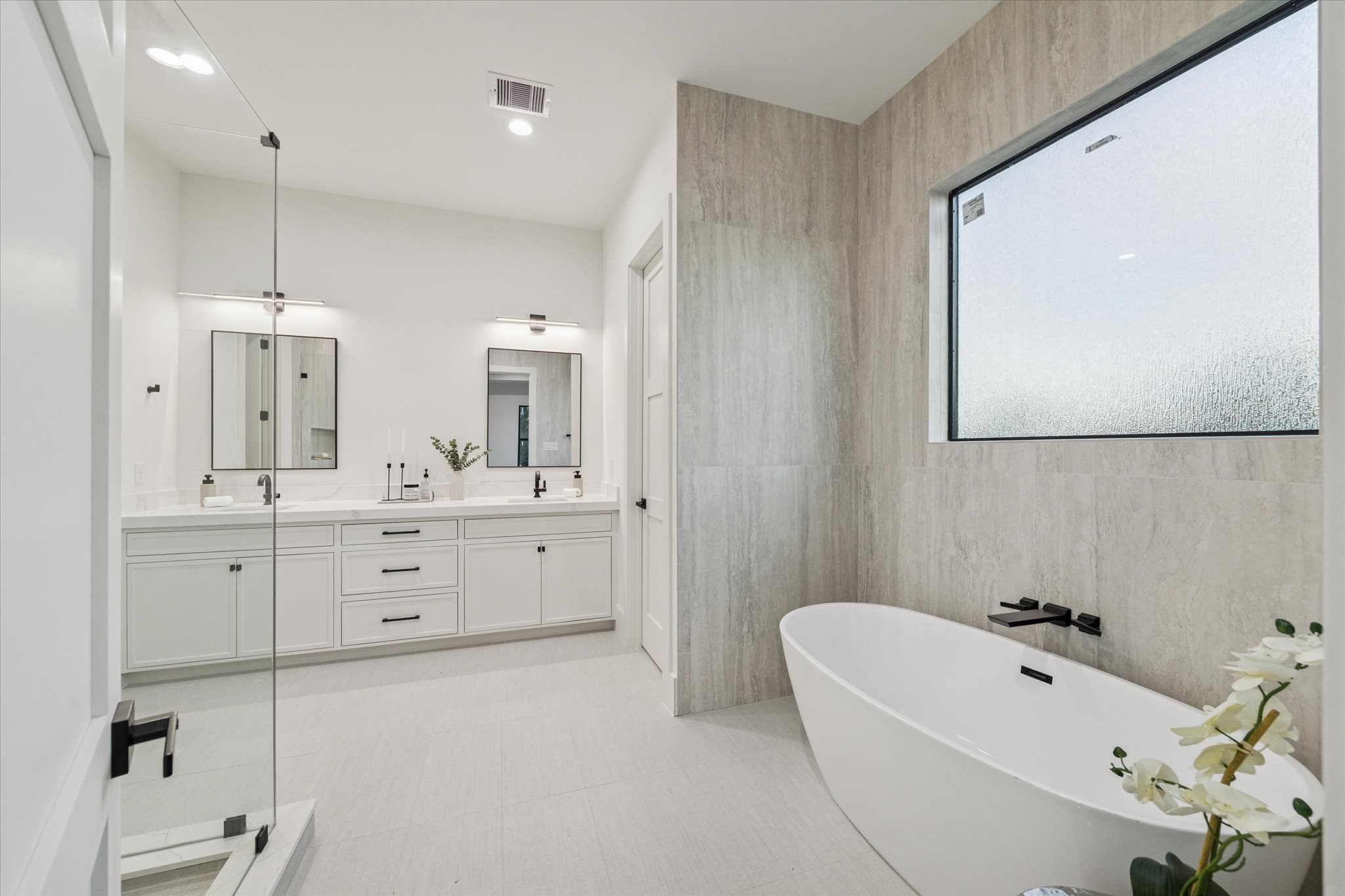 614 Eleanor Street Houston, TX 77009 - Photo 26 of 43 a bathroom with a double vanity sink mirror and bathtub
