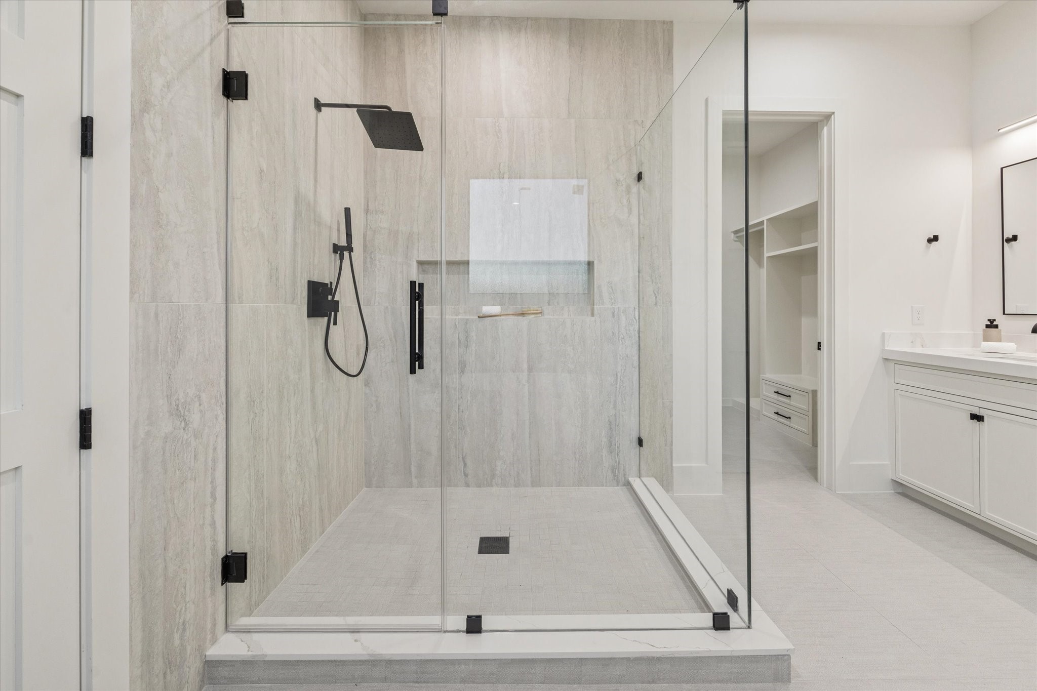 614 Eleanor Street Houston, TX 77009 - Photo 28 of 43 a bathroom with a bath tub