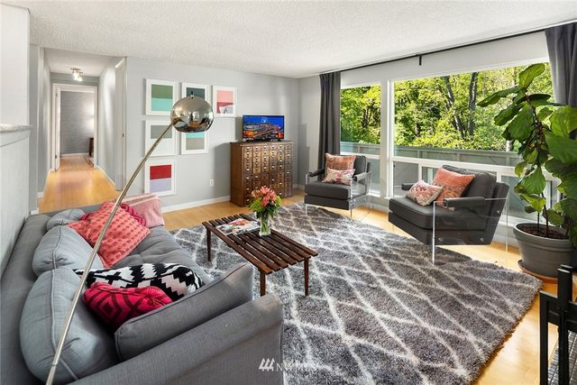 $379,000 | 2510 West Manor Place, Unit 313, Seattle, WA 98199