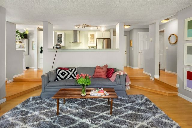 $379,000 | 2510 West Manor Place, Unit 313, Seattle, WA 98199