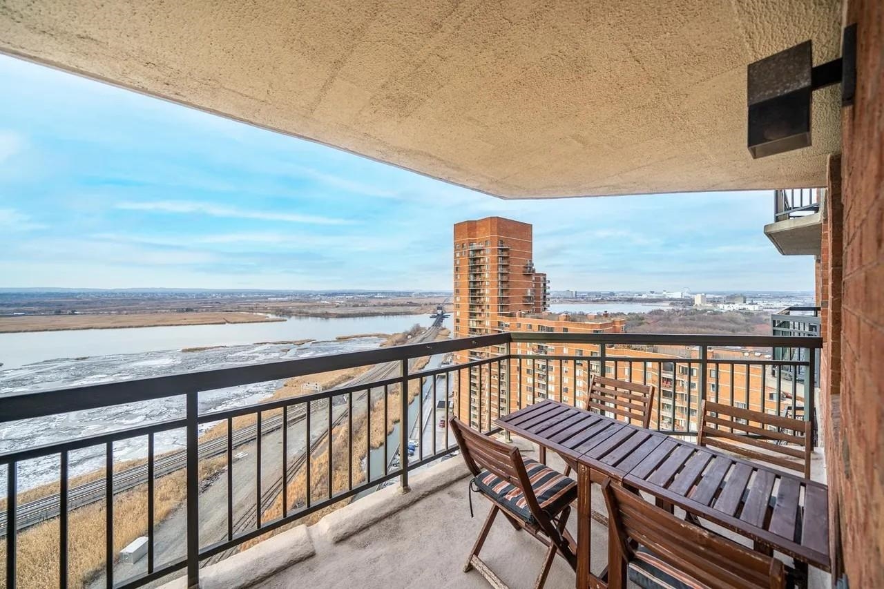 1908 Harmon Cove Tower, Unit 1908 Secaucus, NJ 07094 - Photo 23 of 49
