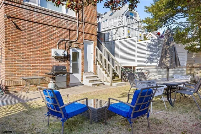 a view of a house with backyard and sitting area