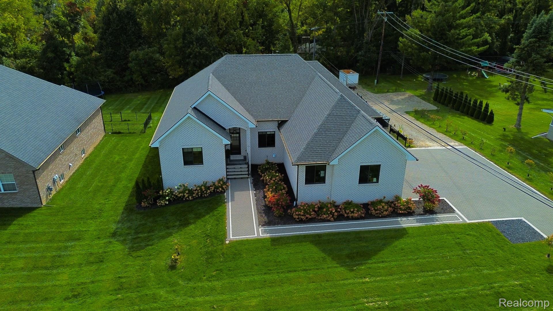 39 Stark Road Rochester, MI 48307 - Photo 64 of 70 Front Main.jpg