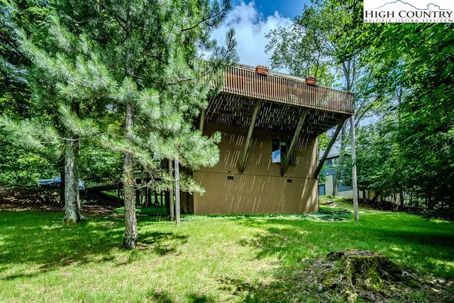 a view of a backyard