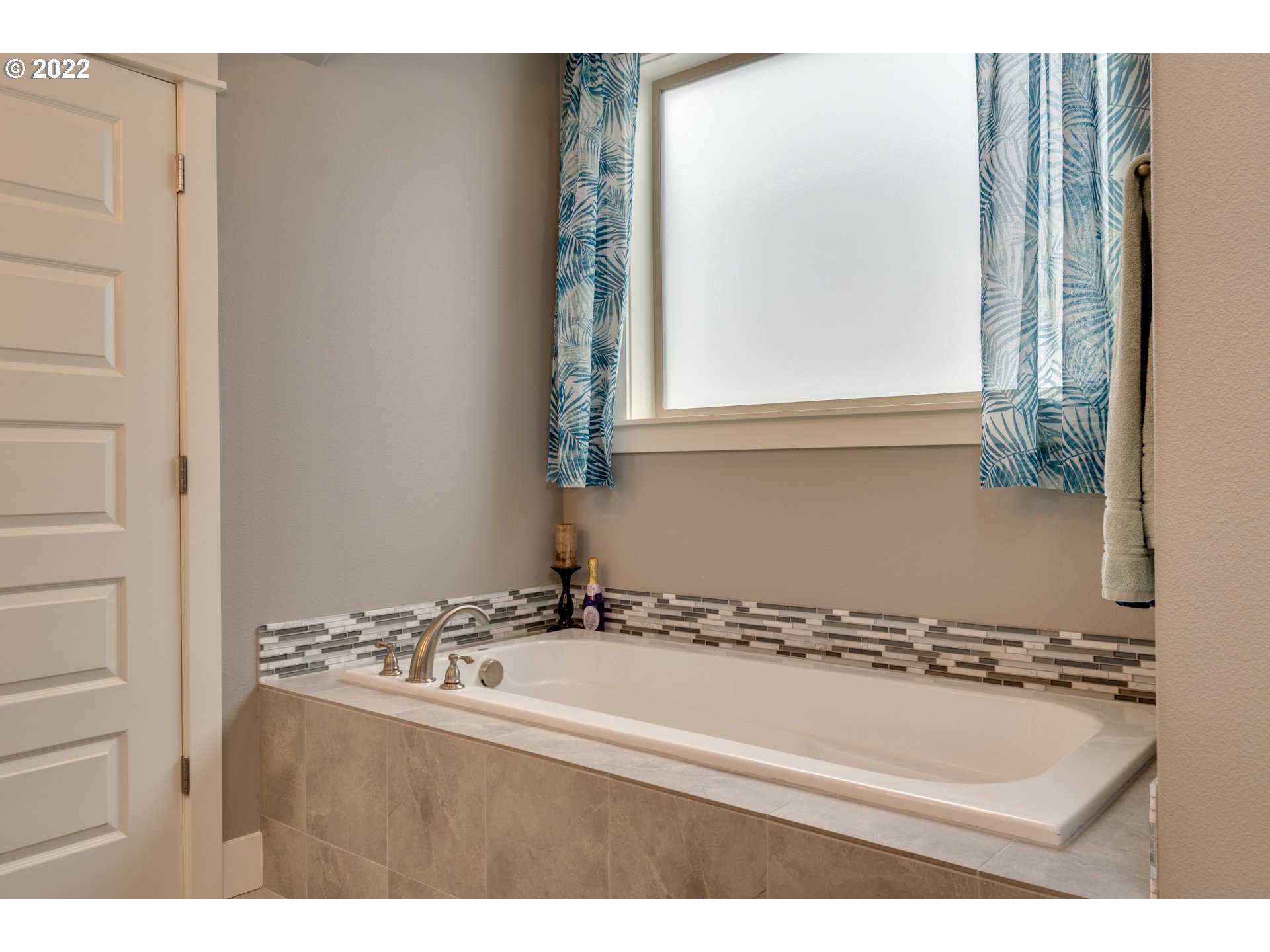 1626 South 46th Place Ridgefield, WA 98642 - Photo 16 of 32 a bathroom with a sink and a mirror