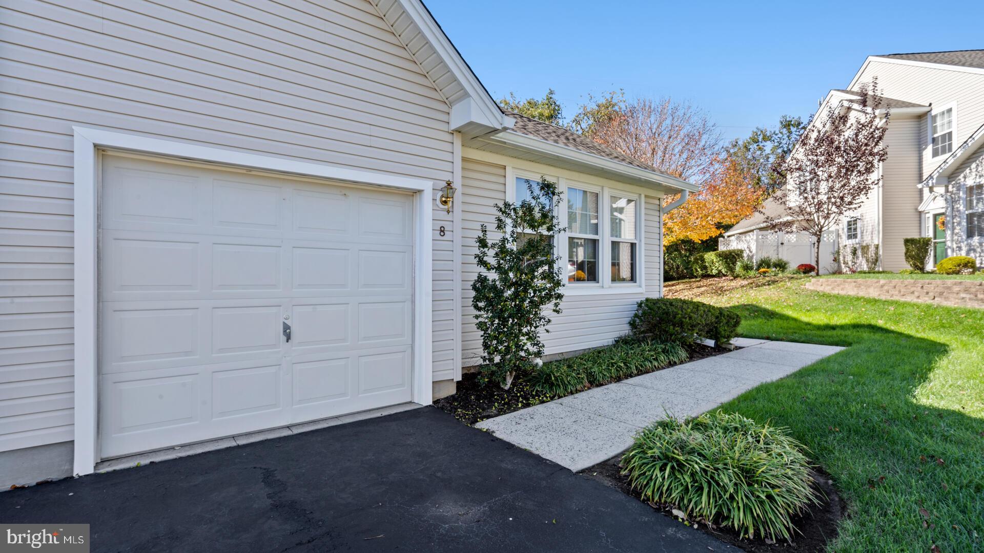 8 Fallview Court Hamilton, NJ 08690 - Photo 4 of 33 Gallery Image 4