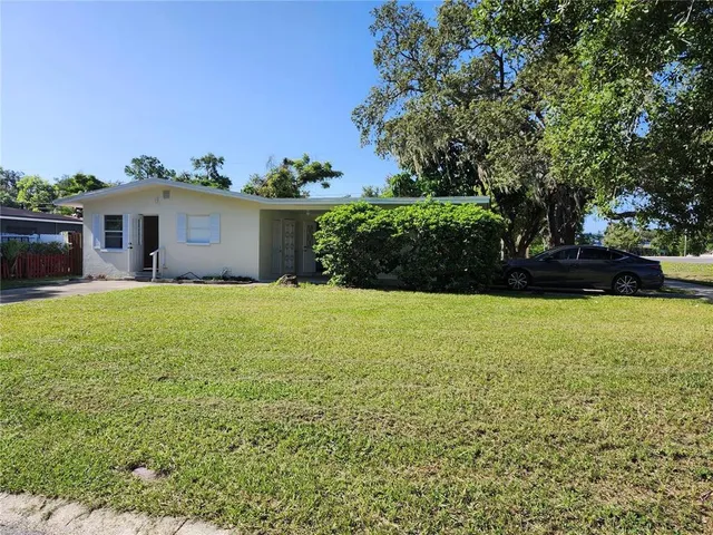a view of a house with a yard