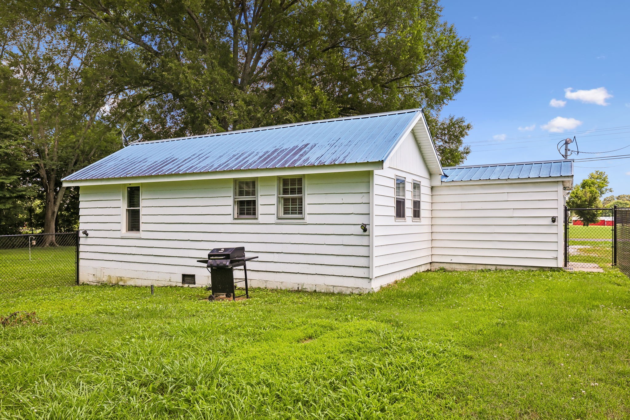 1466 Bible Crossing Road Winchester, TN 37398 - Photo 32 of 42 a front view of a house with a garden