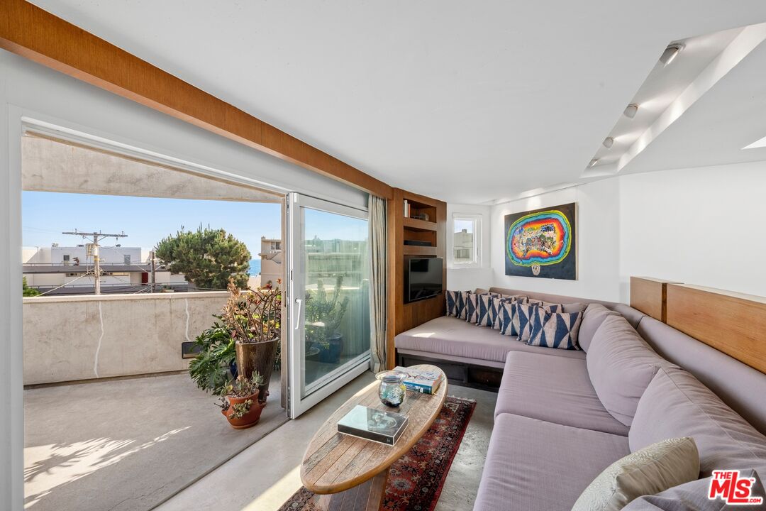 24 Eastwind Street, Unit 2 Marina del Rey, CA 90292 - Photo 9 of 46