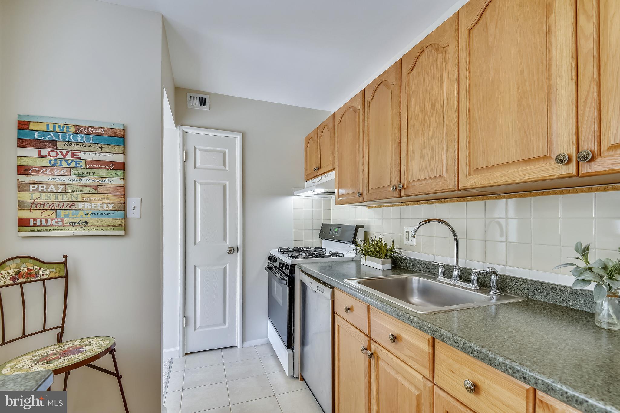 2905 Charing Cross Road, Unit 8 Falls Church, VA 22042 - Photo 12 of 46 Beautiful Kitchen with Gas Cooking!
