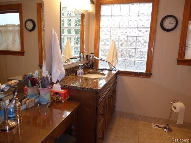 668 Lockmoore Court Rochester, MI 48307 - Photo 15 of 22 P1000403.JPG