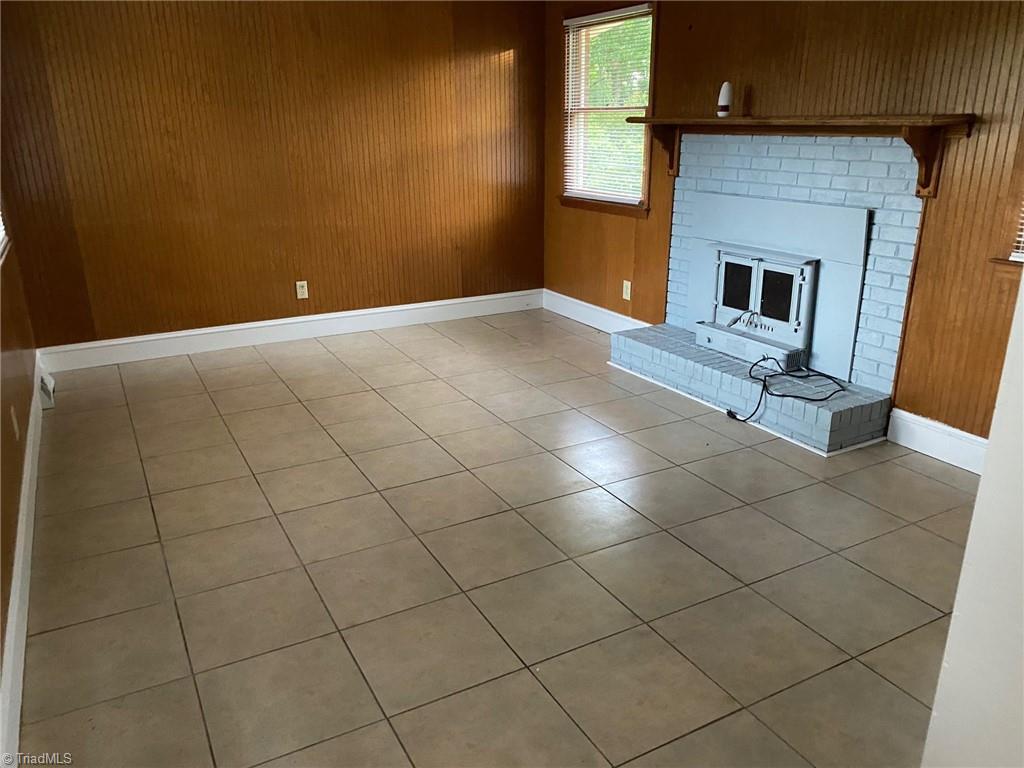 1415 West Meadowview Road Greensboro, NC 27403 - Photo 3 of 8 Family room