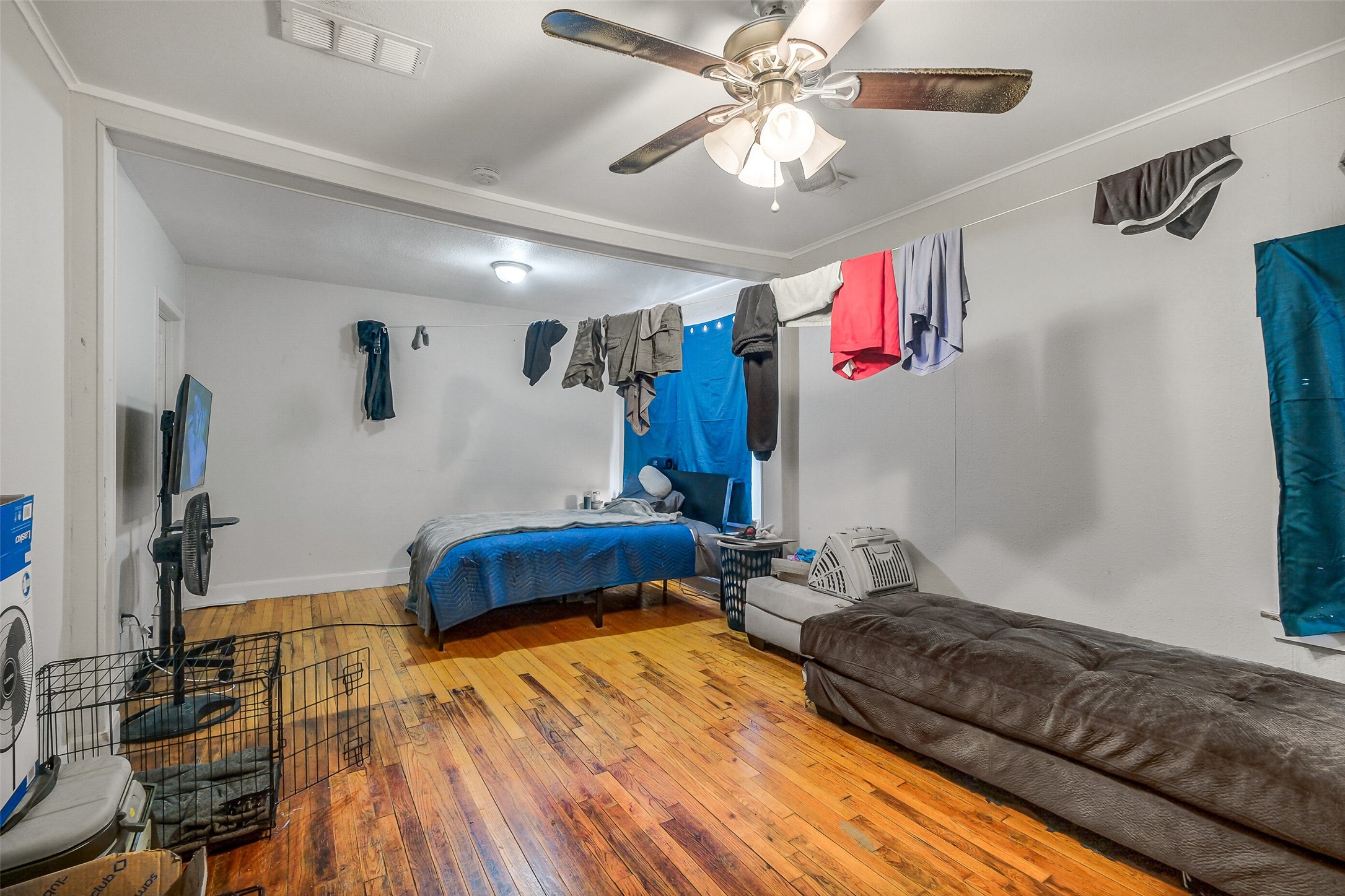 3435 Rosedale Street Houston, TX 77004 - Photo 19 of 34 a bedroom with a bed and a chandelier