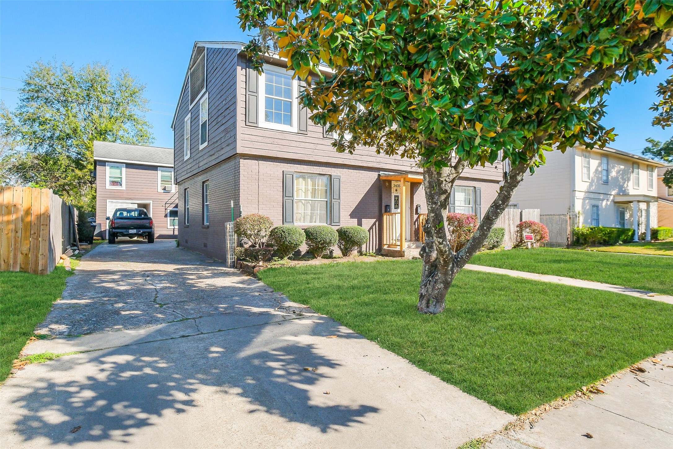 3435 Rosedale Street Houston, TX 77004 - Photo 4 of 34 a front view of a house with garden