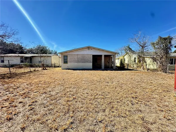 a view of a yard with a house