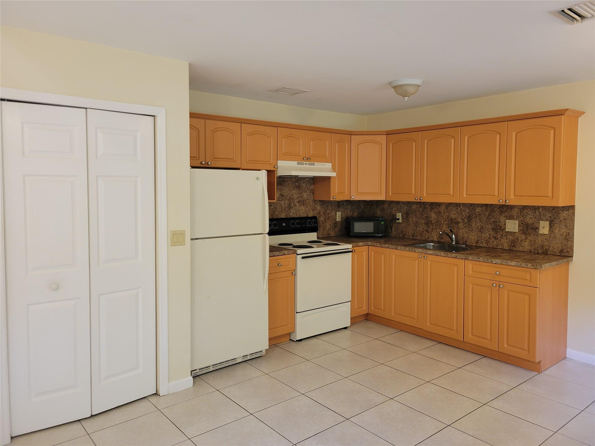 2227 Monroe Street, Unit 3 Hollywood, FL 33020 - Photo 4 of 8 Photo 4