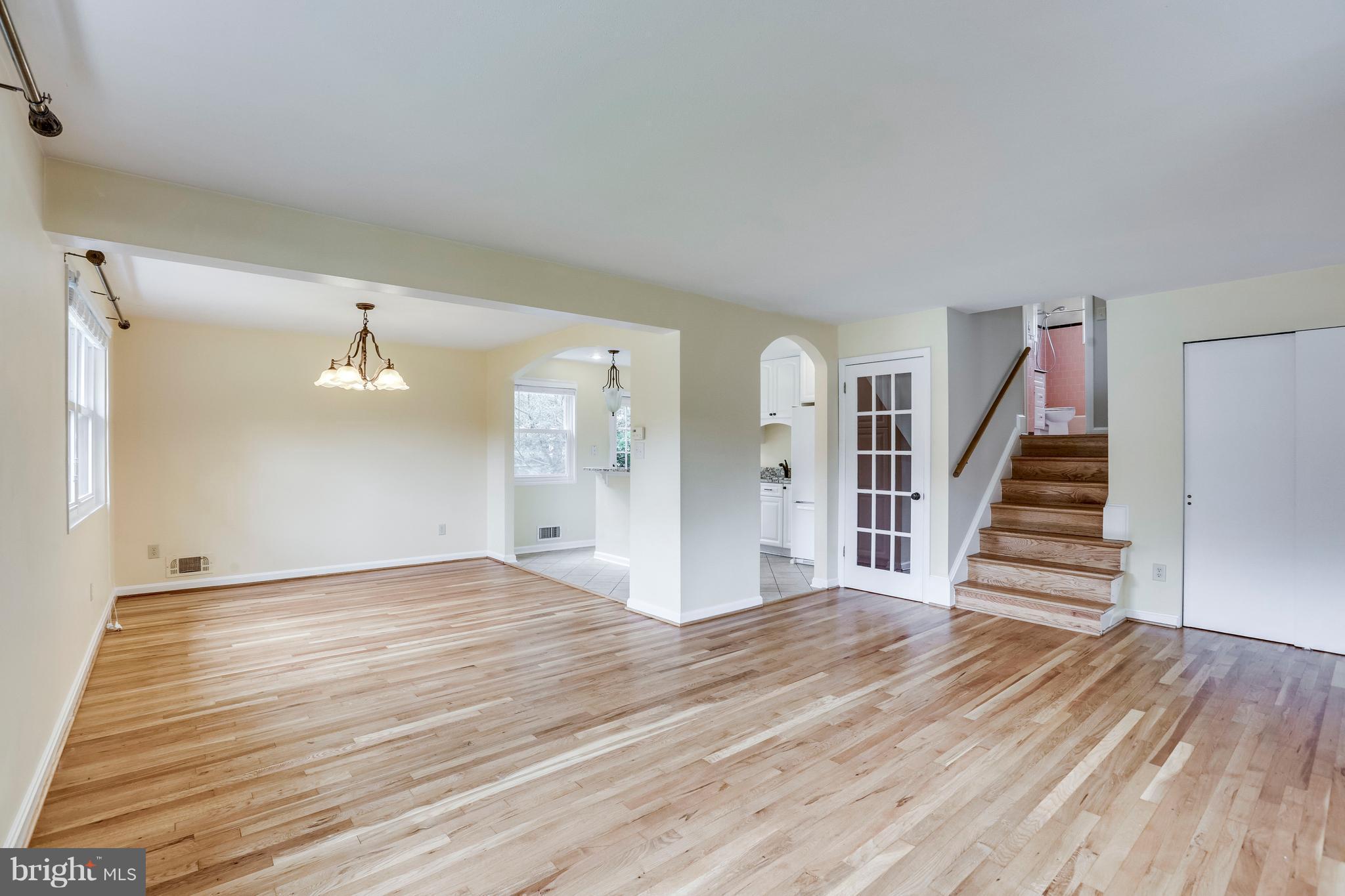 5200 Richenbacher Avenue Alexandria, VA 22304 - Photo 3 of 30 Living Room