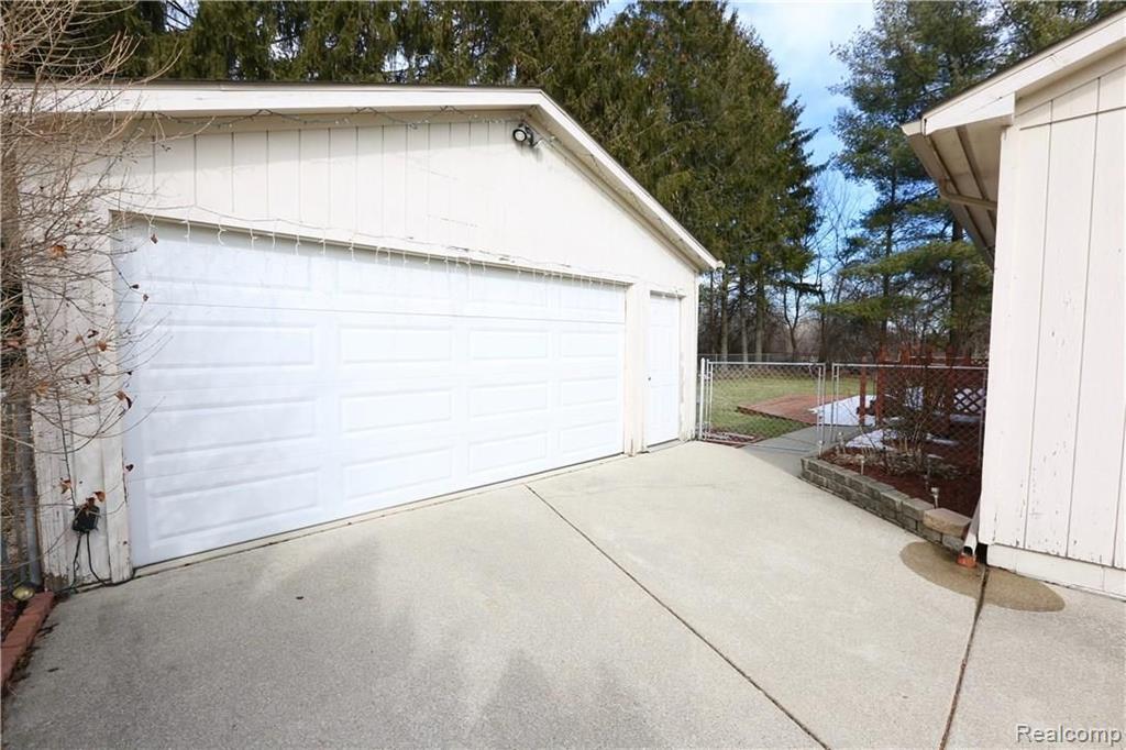 2679 East Square Lake Road Troy, MI 48085 - Photo 36 of 42