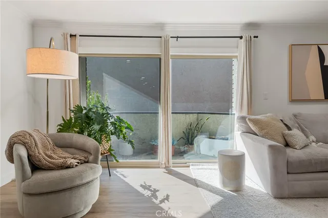 $699,000 | 5440 Lindley Avenue, Unit 201, Encino, CA 91316