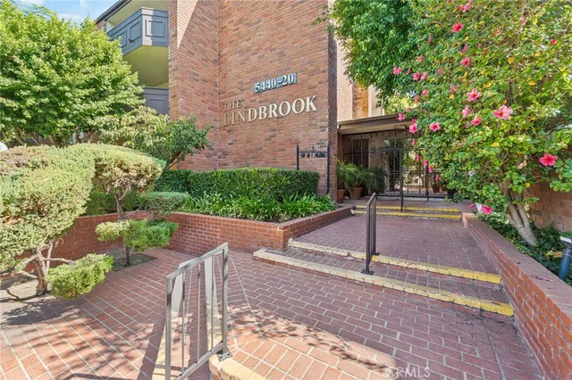 $699,000 | 5440 Lindley Avenue, Unit 201, Encino, CA 91316