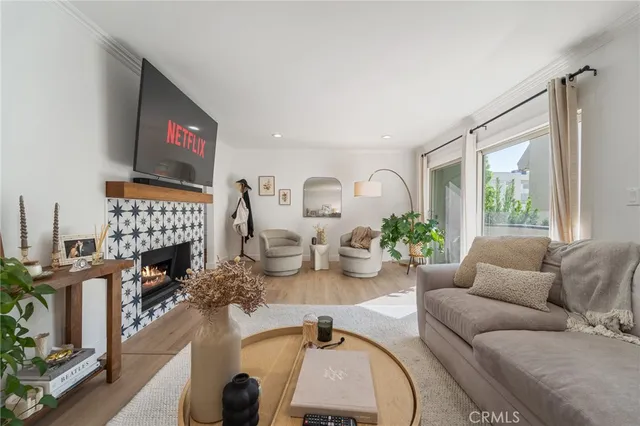 $699,000 | 5440 Lindley Avenue, Unit 201, Encino, CA 91316