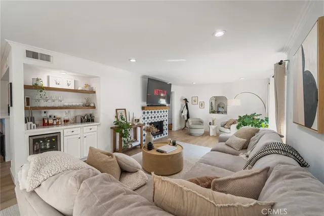 $699,000 | 5440 Lindley Avenue, Unit 201, Encino, CA 91316