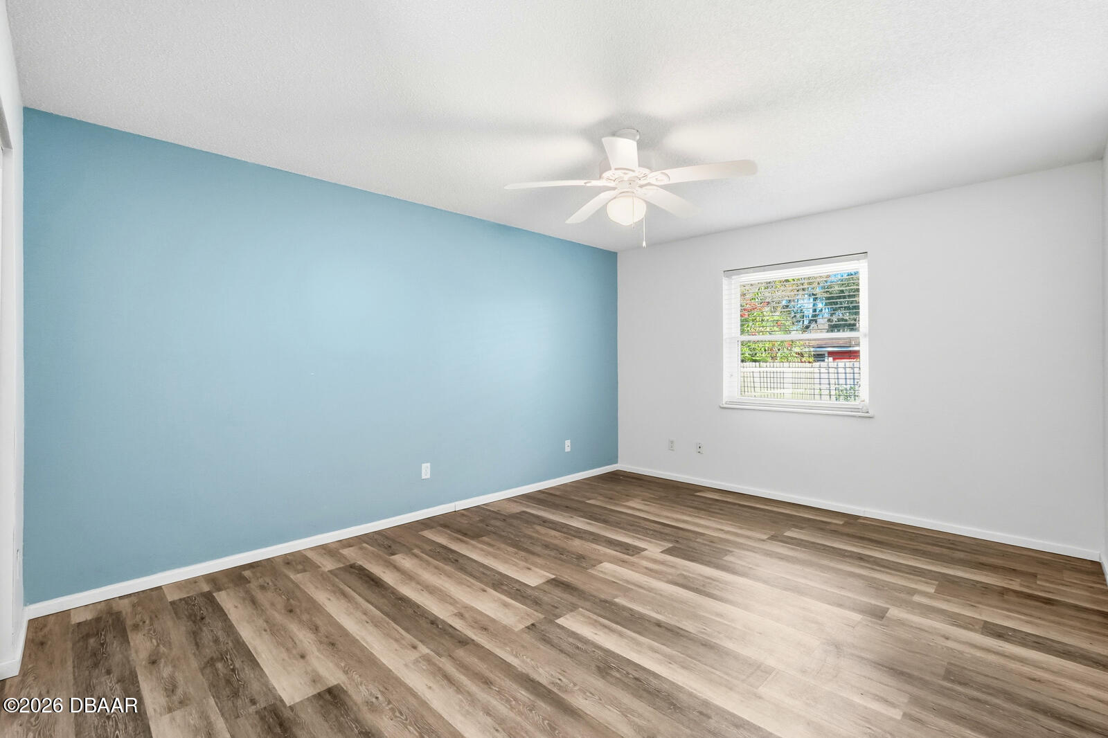 550 Locust Street Port Orange, FL 32127 - Photo 20 of 37 an empty room with a window