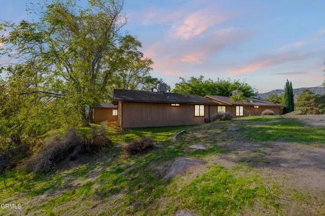 a view of a backyard