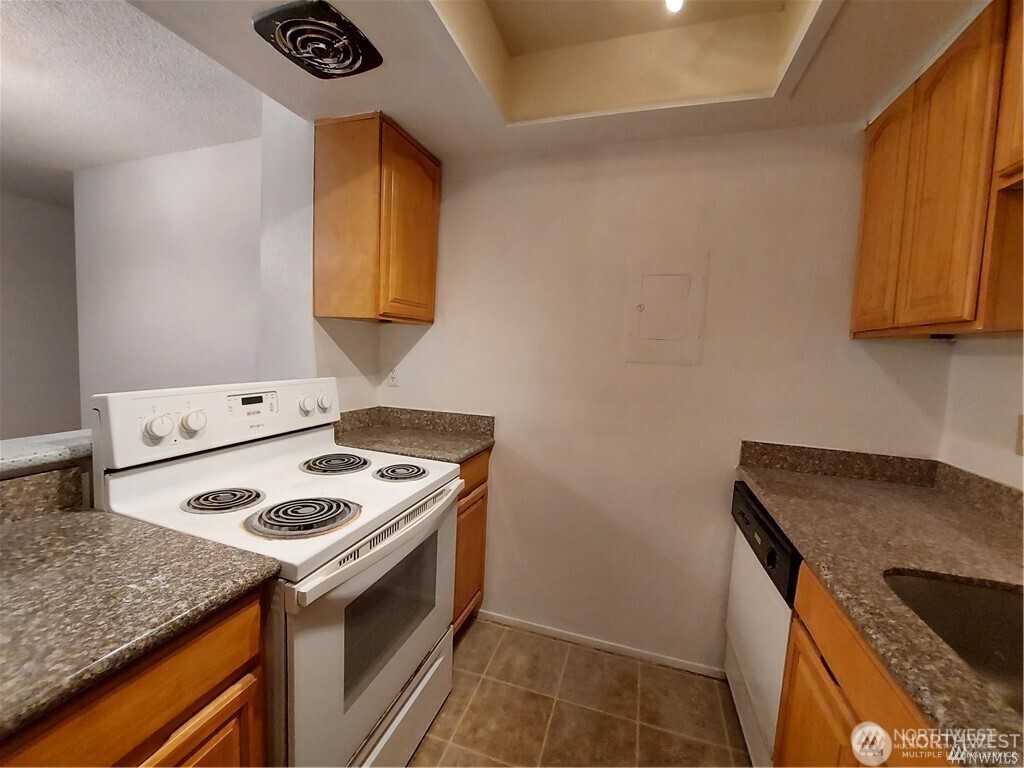 14665 Northeast 34th Street, Unit B22 Bellevue, WA 98007 - Photo 4 of 18