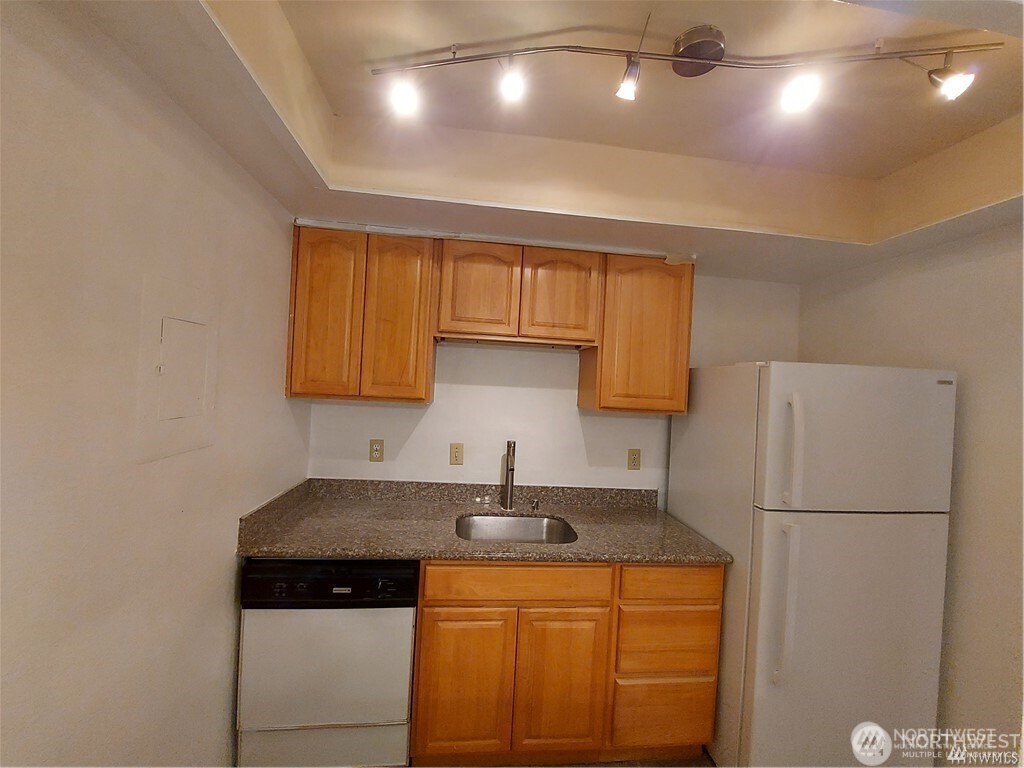 14665 Northeast 34th Street, Unit B22 Bellevue, WA 98007 - Photo 5 of 18