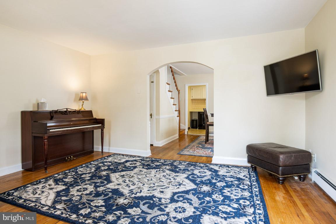 6402 Sharon Road Baltimore, MD 21239 - Photo 5 of 56 Living Room