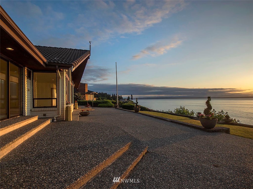 8011 Talbot Road Edmonds, WA 98026 - Photo 4 of 20 Gallery Image 4