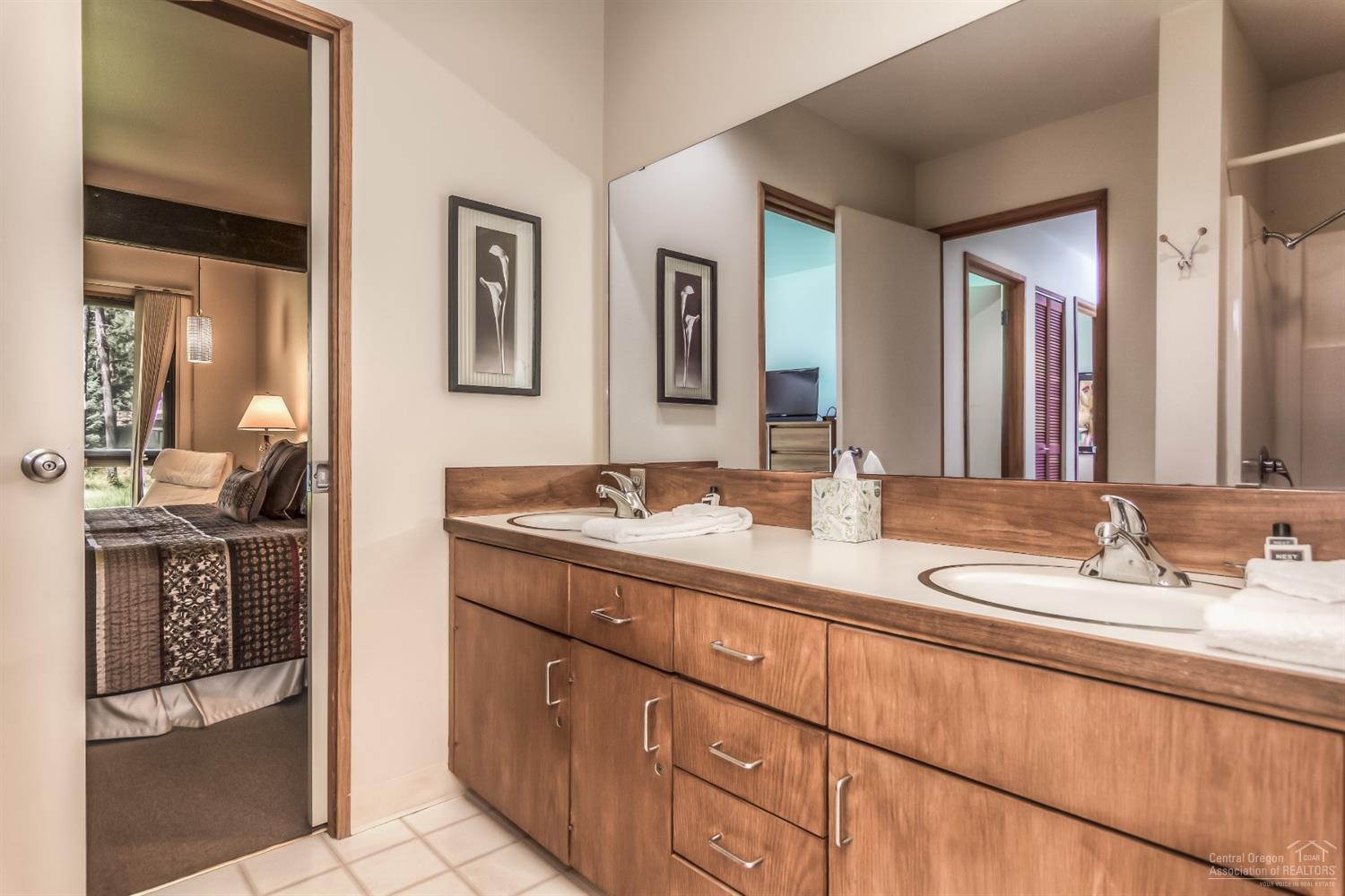 57206 Island Road Sunriver, OR 97707 - Photo 13 of 20 a bathroom with a sink and a mirror